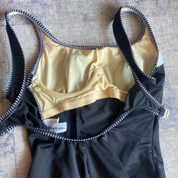 Miraclesuit- Touche One Piece in Colorblock - Picture 5 of 10